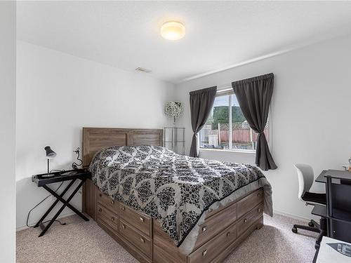 115 Denman Dr, Qualicum Beach, BC - Indoor Photo Showing Bedroom