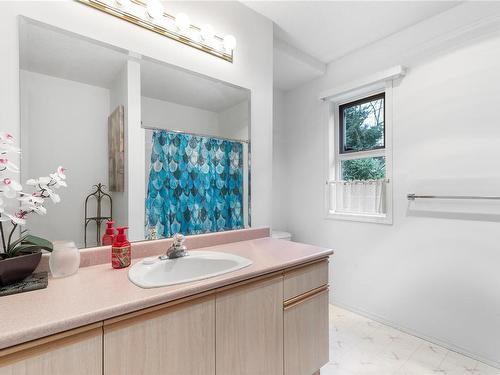 115 Denman Dr, Qualicum Beach, BC - Indoor Photo Showing Bathroom