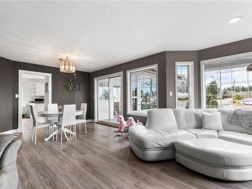115 Denman Dr, Qualicum Beach, BC - Indoor Photo Showing Living Room