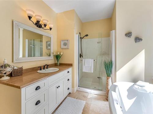 6140 Lakes Rd, Duncan, BC - Indoor Photo Showing Bathroom