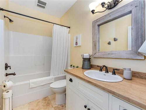 6140 Lakes Rd, Duncan, BC - Indoor Photo Showing Bathroom