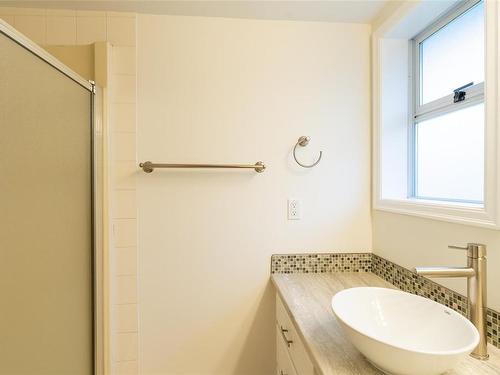 4405 Bartholomew Pl, Saanich, BC - Indoor Photo Showing Bathroom