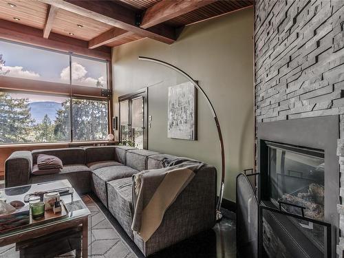 301 Woodhaven Dr, Nanaimo, BC - Indoor With Fireplace