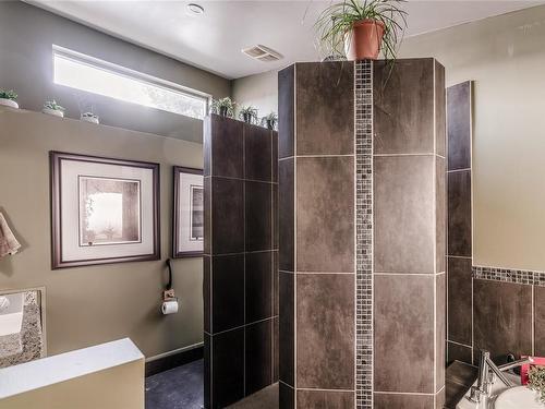 301 Woodhaven Dr, Nanaimo, BC - Indoor Photo Showing Bathroom