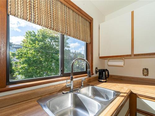 645 Cairndale Rd, Colwood, BC - Indoor Photo Showing Kitchen With Double Sink