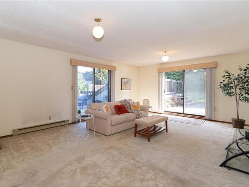 645 Cairndale Rd, Colwood, BC - Indoor Photo Showing Living Room