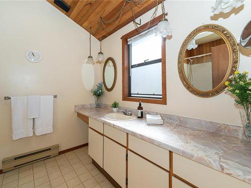 645 Cairndale Rd, Colwood, BC - Indoor Photo Showing Bathroom