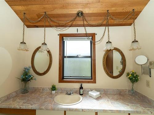 645 Cairndale Rd, Colwood, BC - Indoor Photo Showing Bathroom