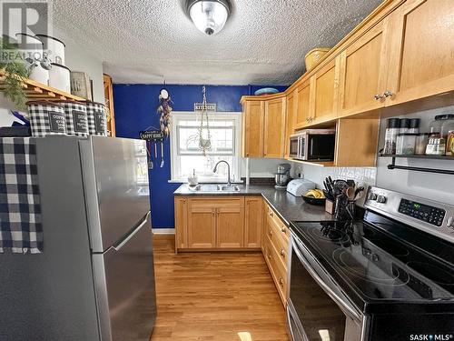568 Central Avenue N, Swift Current, SK - Indoor Photo Showing Kitchen With Stainless Steel Kitchen