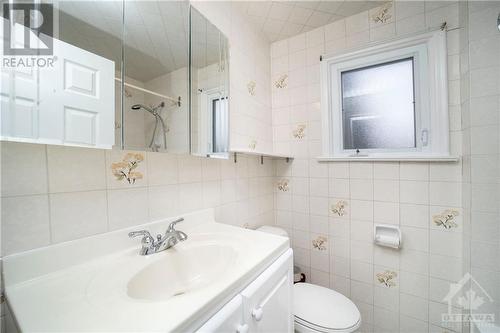 2nd level bathroom - 1993 Naples Avenue, Ottawa, ON - Indoor Photo Showing Bathroom