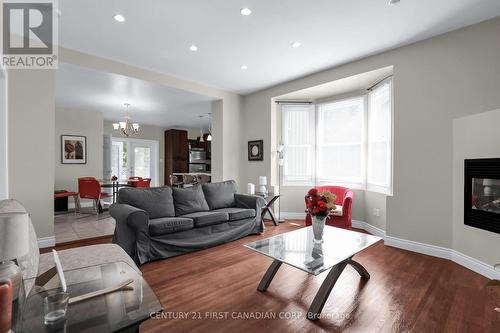 18 Belgrave Avenue, London, ON - Indoor Photo Showing Living Room With Fireplace
