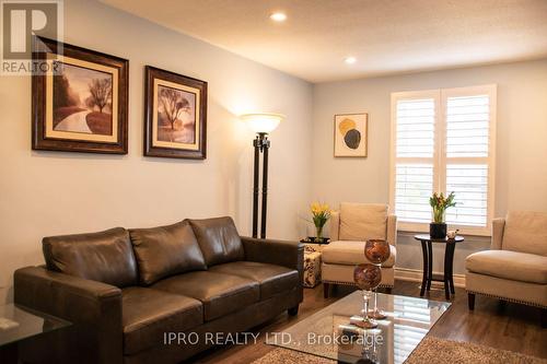 1033 Mississauga Valley Boulevard, Mississauga, ON - Indoor Photo Showing Living Room