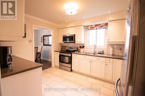 1033 Mississauga Valley Boulevard, Mississauga, ON - Indoor Photo Showing Kitchen With Double Sink