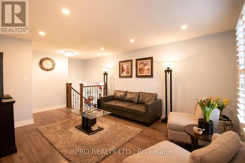 1033 Mississauga Valley Boulevard, Mississauga, ON - Indoor Photo Showing Living Room