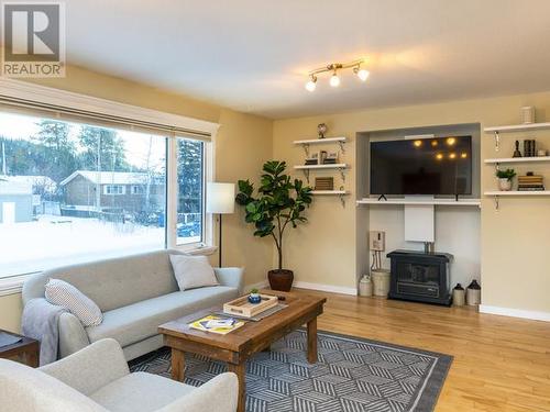 137 Alsek Road, Whitehorse, YT - Indoor Photo Showing Living Room With Fireplace
