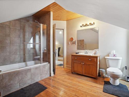 Salle de bains - 26 Av. Du Parc, Laval (Laval-Des-Rapides), QC - Indoor Photo Showing Bathroom