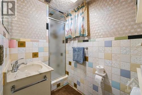 732 Borthwick Avenue, Ottawa, ON - Indoor Photo Showing Bathroom