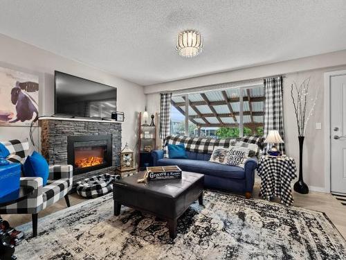 30-800 Southill Street, Kamloops, BC - Indoor Photo Showing Living Room With Fireplace