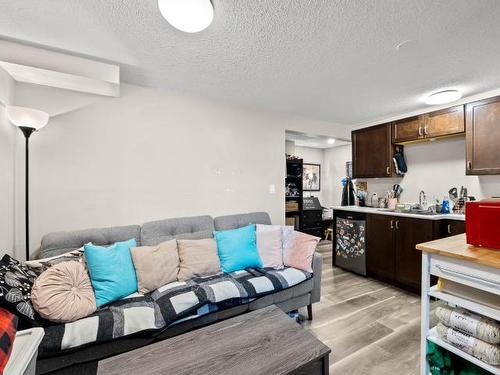 30-800 Southill Street, Kamloops, BC - Indoor Photo Showing Kitchen