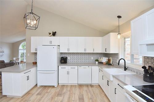 16 Derbyshire Street, Ancaster, ON - Indoor Photo Showing Kitchen With Upgraded Kitchen