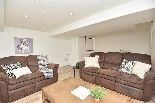 16 Derbyshire Street, Ancaster, ON - Indoor Photo Showing Living Room
