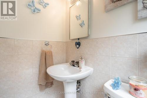 52 Maple Drive, Hamilton, ON - Indoor Photo Showing Bathroom