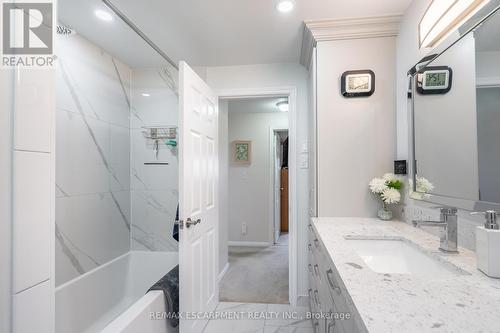 52 Maple Drive, Hamilton, ON - Indoor Photo Showing Bathroom