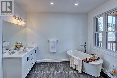 45145 Edgeware Line, Central Elgin, ON - Indoor Photo Showing Bathroom
