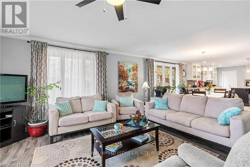 33977 Queen Street, Bluewater, ON - Indoor Photo Showing Living Room