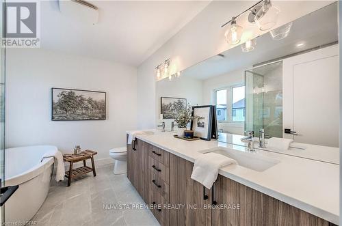 260 Crestview Drive, Middlesex Centre, ON - Indoor Photo Showing Bathroom