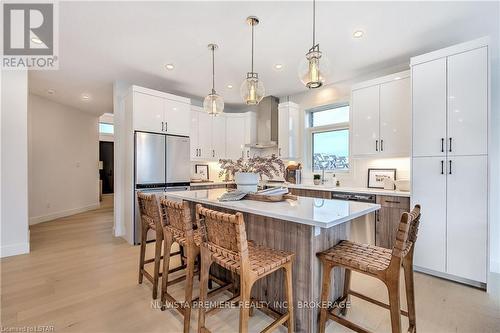 260 Crestview Drive, Middlesex Centre, ON - Indoor Photo Showing Kitchen With Upgraded Kitchen