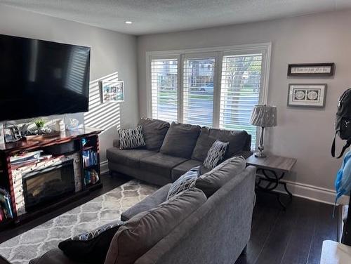 2 Weiden Street|Unit #37, St. Catharines, ON - Indoor Photo Showing Living Room