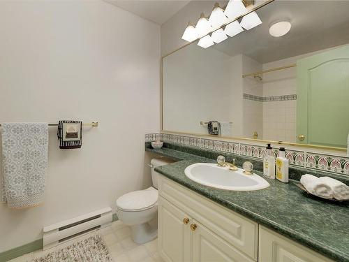 404-1085 Tillicum Rd, Esquimalt, BC - Indoor Photo Showing Bathroom