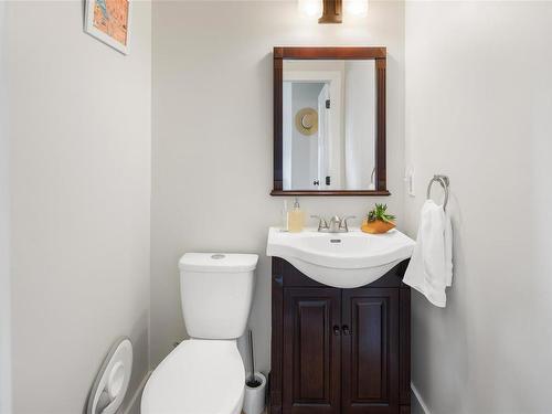 652 Kent Rd, Saanich, BC - Indoor Photo Showing Bathroom