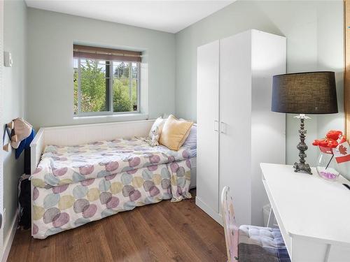 652 Kent Rd, Saanich, BC - Indoor Photo Showing Bedroom