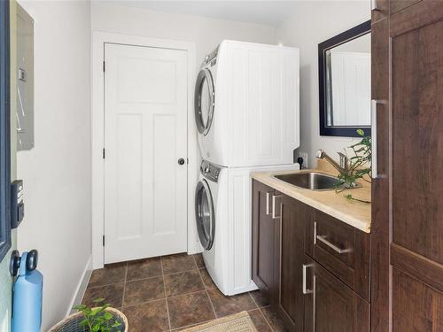 652 Kent Rd, Saanich, BC - Indoor Photo Showing Laundry Room