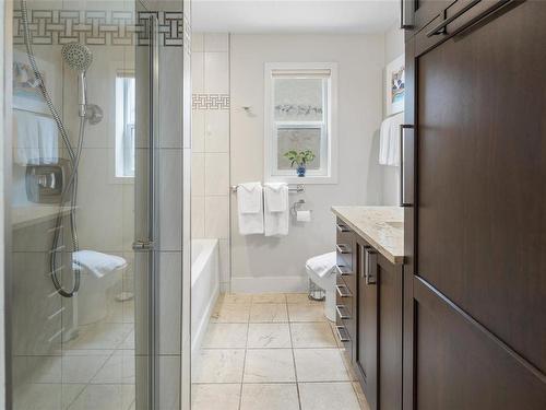 652 Kent Rd, Saanich, BC - Indoor Photo Showing Bathroom