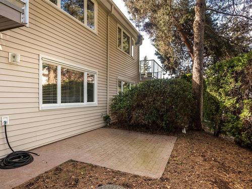 21-1030 Hulford St, Saanich, BC - Outdoor