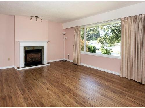 2527 Quill Dr, Nanaimo, BC - Indoor Photo Showing Living Room With Fireplace