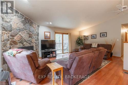 10288 Riverside Drive, Lambton Shores (Grand Bend), ON - Indoor Photo Showing Living Room