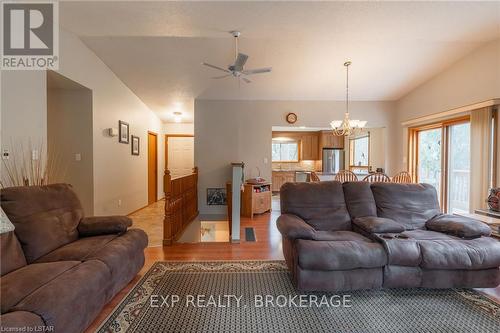 10288 Riverside Drive, Lambton Shores (Grand Bend), ON - Indoor Photo Showing Living Room