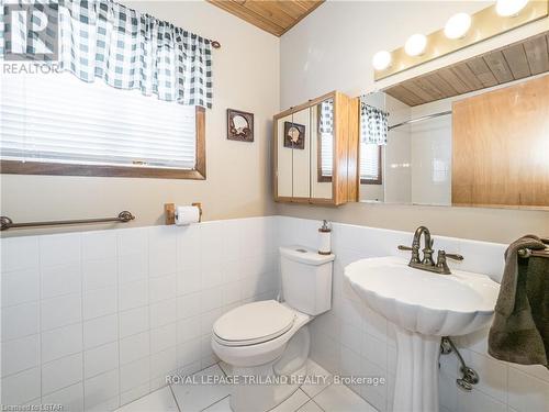 1094 Crumby Lake Road, Algonquin Highlands, ON - Indoor Photo Showing Bathroom