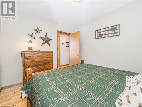 1094 Crumby Lake Road, Algonquin Highlands, ON - Indoor Photo Showing Bedroom