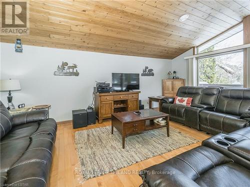 1094 Crumby Lake Road, Algonquin Highlands, ON - Indoor Photo Showing Living Room