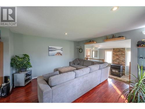 5471 Sawmill Road, Oliver, BC - Indoor Photo Showing Living Room