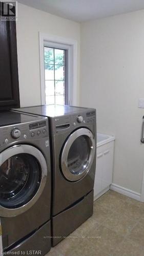 12 Woodside Drive, Tillsonburg, ON - Indoor Photo Showing Laundry Room