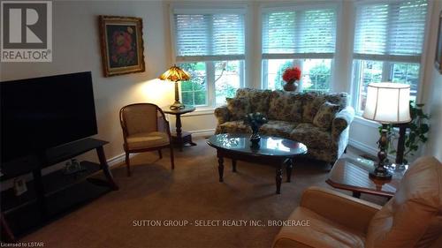 12 Woodside Drive, Tillsonburg, ON - Indoor Photo Showing Living Room