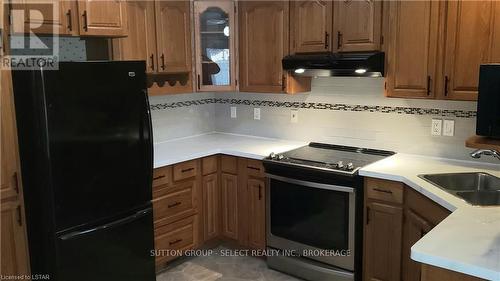12 Woodside Drive, Tillsonburg, ON - Indoor Photo Showing Kitchen With Double Sink