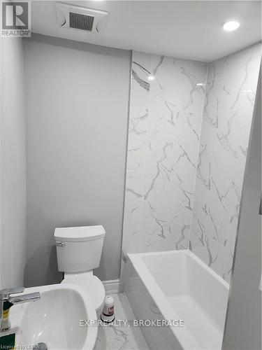 577 Dundas Street, Tillsonburg, ON - Indoor Photo Showing Bathroom