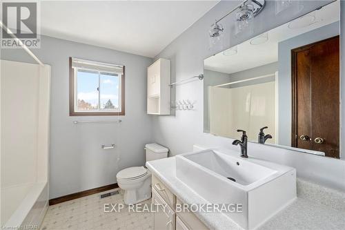 22264 Adelaide Street, Strathroy-Caradoc, ON - Indoor Photo Showing Bathroom
